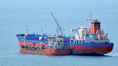 شركة النفط العمانية للتسويق تباشر خدماتها لتزويد السفن بالوقود في ميناء الدقم